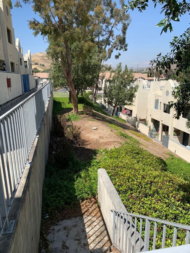 Building Photo - Darling 2+2 Condo W/Views + Amenities in g...