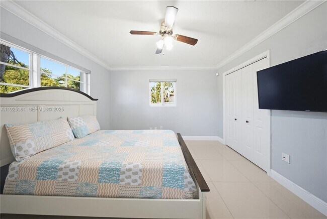 Building Photo - 300 NE 175th St