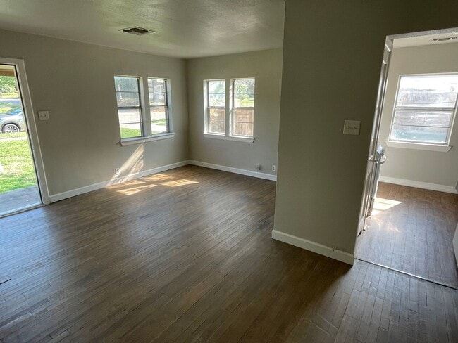 Building Photo - 1 BEDROOM DUPLEX BY TWU