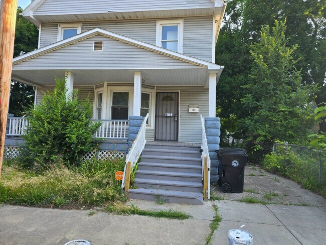 Building Photo - Charming 4-Bedroom Property in Prime Location