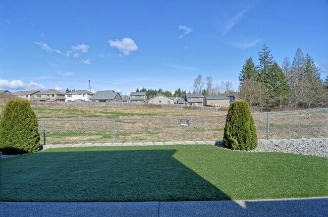 Building Photo - 3 bdrm, 2.5 Bath, 2 car Garage, Gas heat, ...
