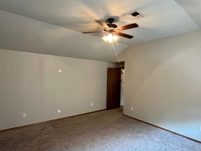Building Photo - Great 3 Bed 2 Bath In Edmond