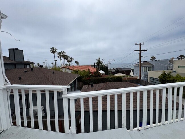 Building Photo - Charming Meets Modern – Renovated 2 Bed / ...