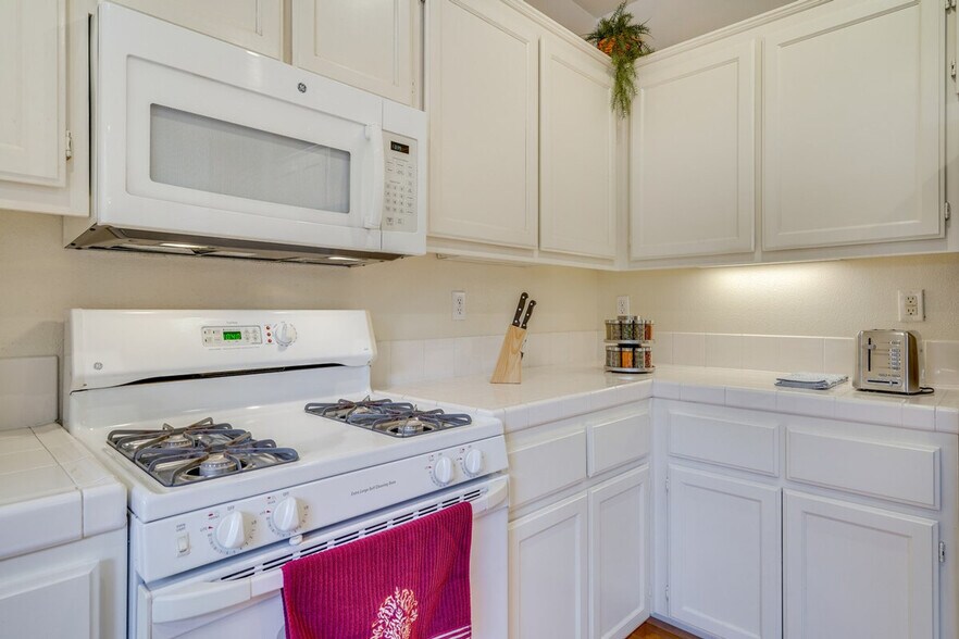 Building Photo - 27479 Green Wood Rd