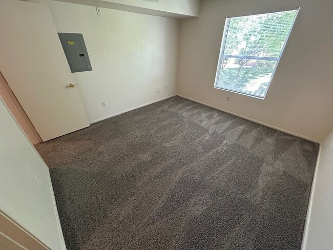Building Photo - COMFORTABLE TOP FLOOR 1 BEDROOM LOCATED IN...