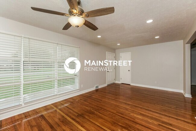 Building Photo - 3 Bedroom Pet-Friendly Home in LOUISVILLE, KY with Main Street Renewal