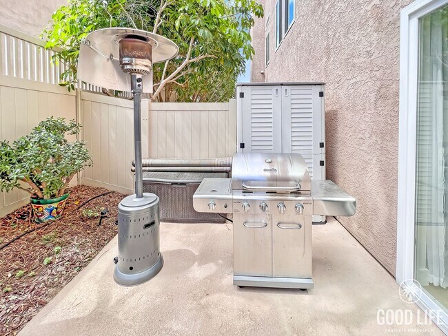 Building Photo - Beautiful Updated 2 Bed 2.5 Bath Condo in ...