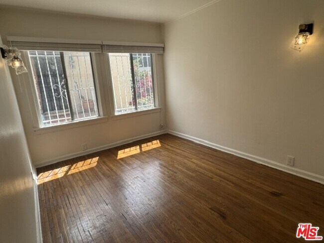 Building Photo - 942 Havenhurst Dr