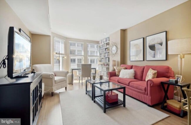 Building Photo - 915 E St NW