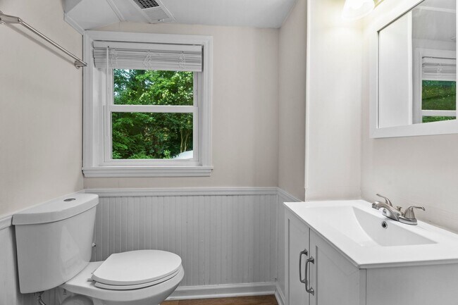 Building Photo - Gorgeous 3 Bedroom, 2 Bath Split-level home in Brentwood - High-end Renovation, Pet Friendly!