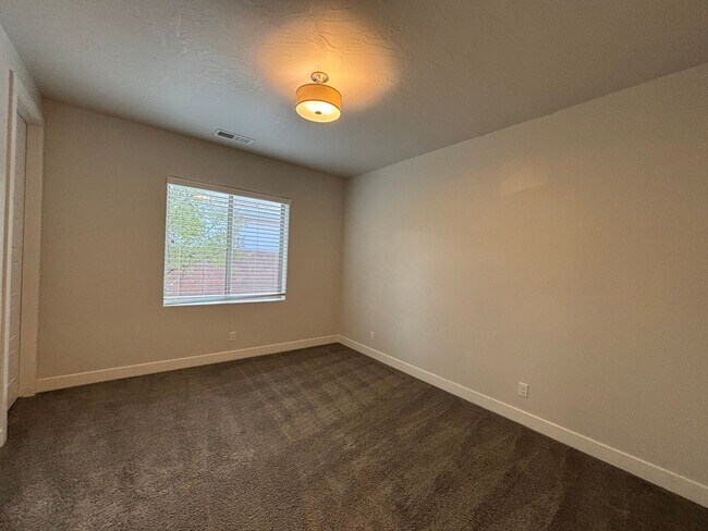 Building Photo - SPACIOUS SINGLE LEVEL HOME IN WASHINGTON F...