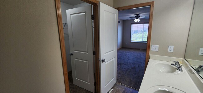 Building Photo - Rare 3 bedroom, 2.5 bathroom rental home w...