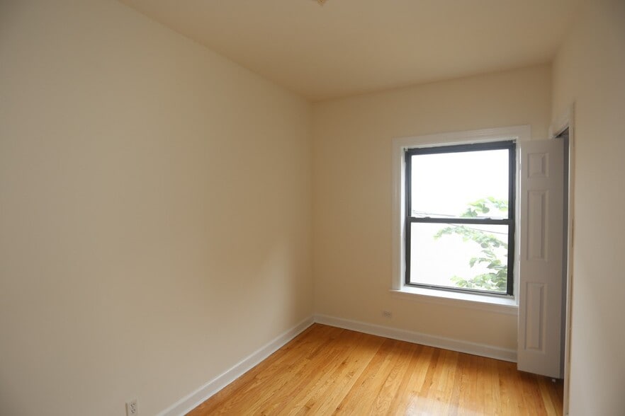 Building Photo - 828 W Waveland Ave