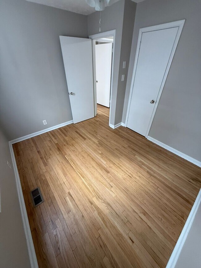 Building Photo - NEW RENTAL!  $1500 per month, Charming 3 bedroom, 1 bath House with fenced backyard! Heart of Sou...