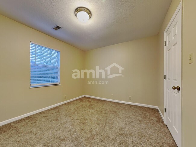 Building Photo - 1112 Oak Haven Rd