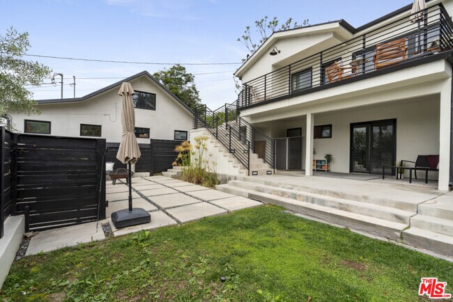 Building Photo - 3923 Fernwood Ave