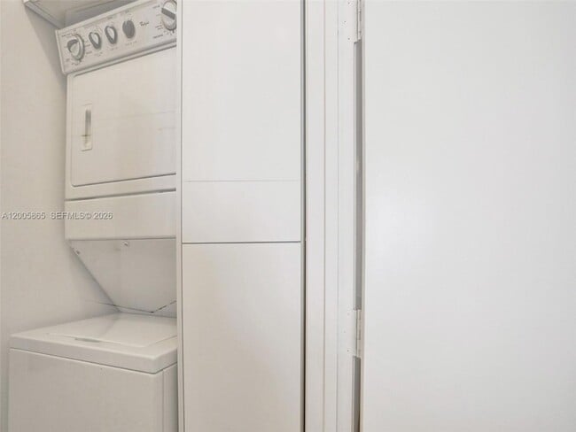 Building Photo - 15901 Collins Ave