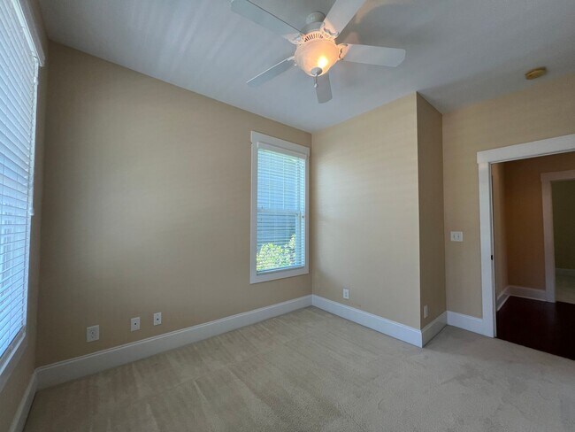 Building Photo - Absolutely Adorable!