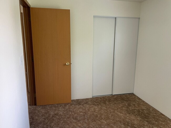 Building Photo - Townhouse Style Duplex for Rent!!