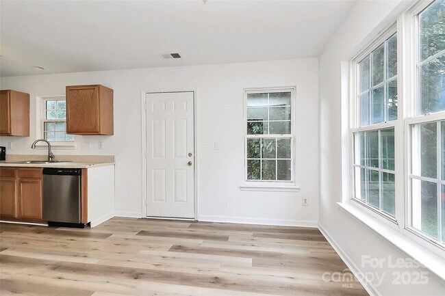Building Photo - 1215 McAllister Dr