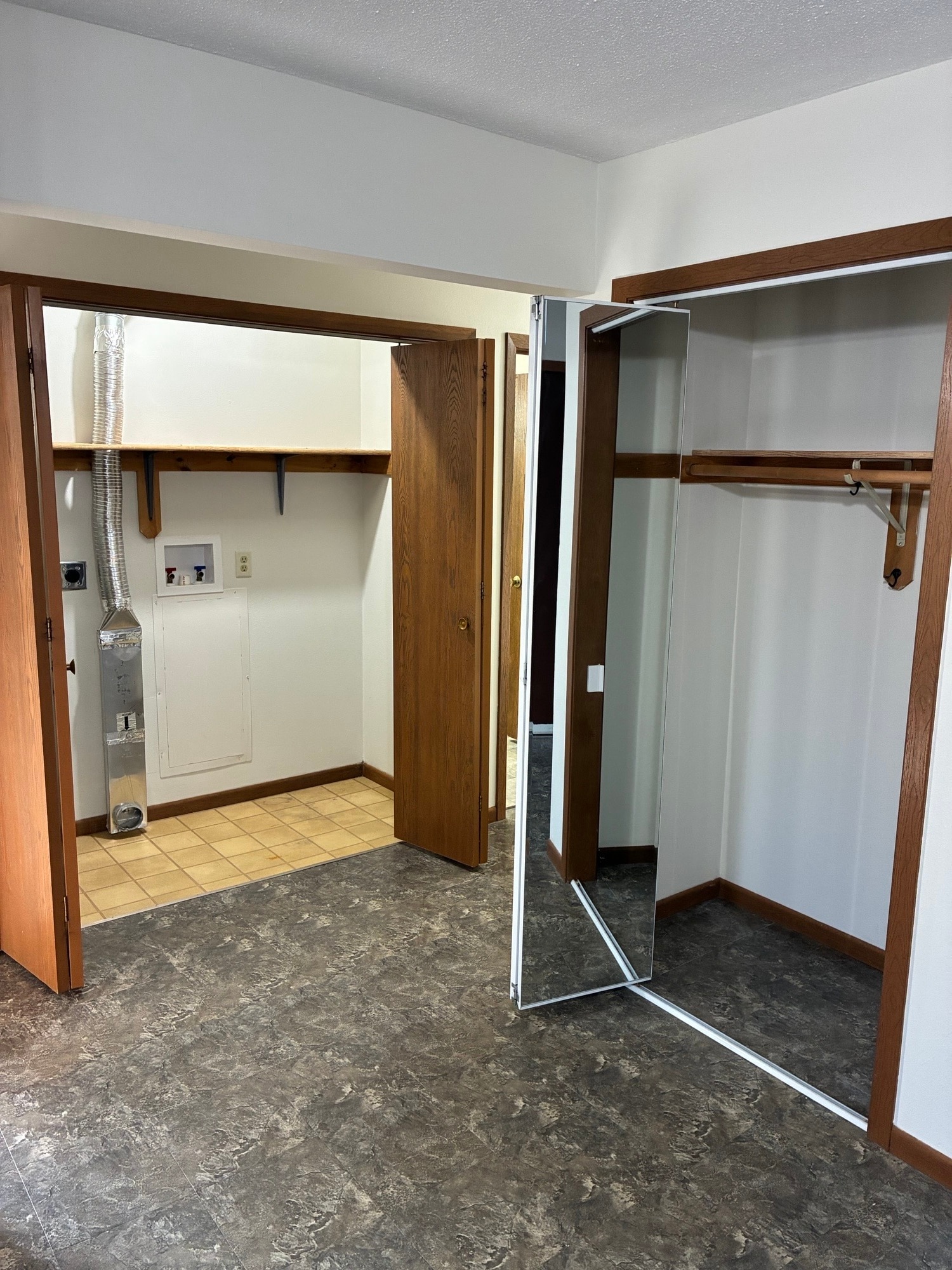 Building Photo - 2318 Meadow Ln