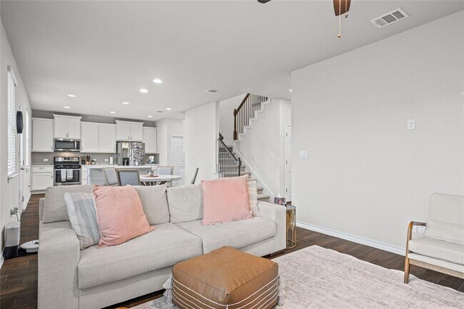 Building Photo - 7325 Loggia Pl