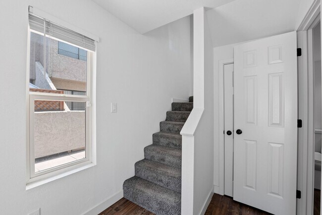 Building Photo - Stylish Dobson Glen Townhome | Updated Kitchen, Loft & Pool Access