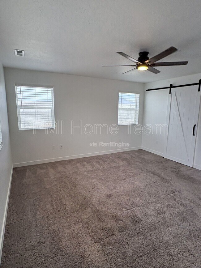 Building Photo - 1616 W Parkview Dr