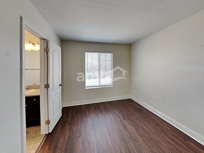 Building Photo - 10439 Vaughn Way