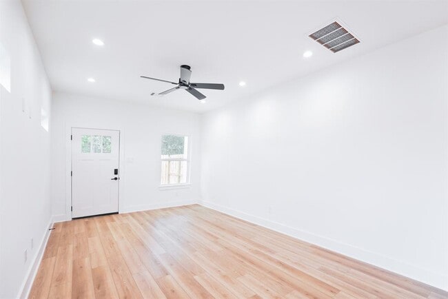 Building Photo - 7903 Sunnyhill St