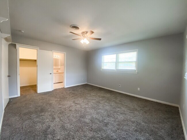 Building Photo - Charming 3-Bedroom Home with Cozy Fireplace