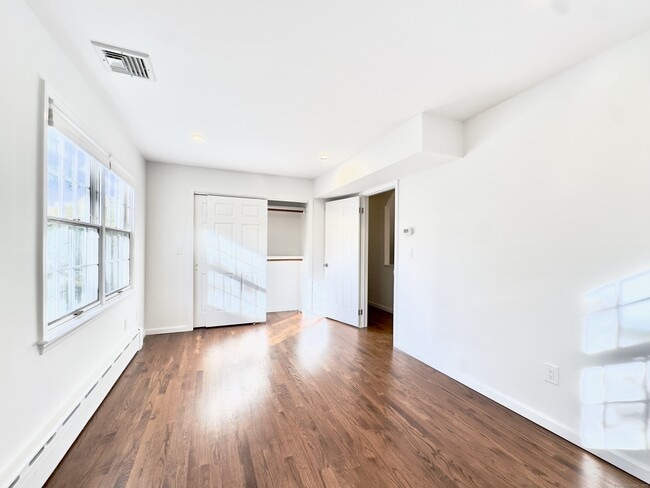 Building Photo - 48 Pemberwick Rd