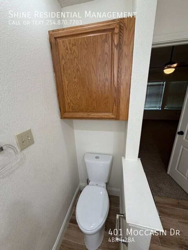 Building Photo - 401 Moccasin Dr