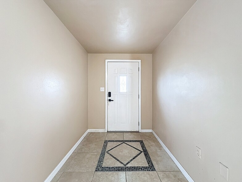 Building Photo - 3632 Brompton Dr