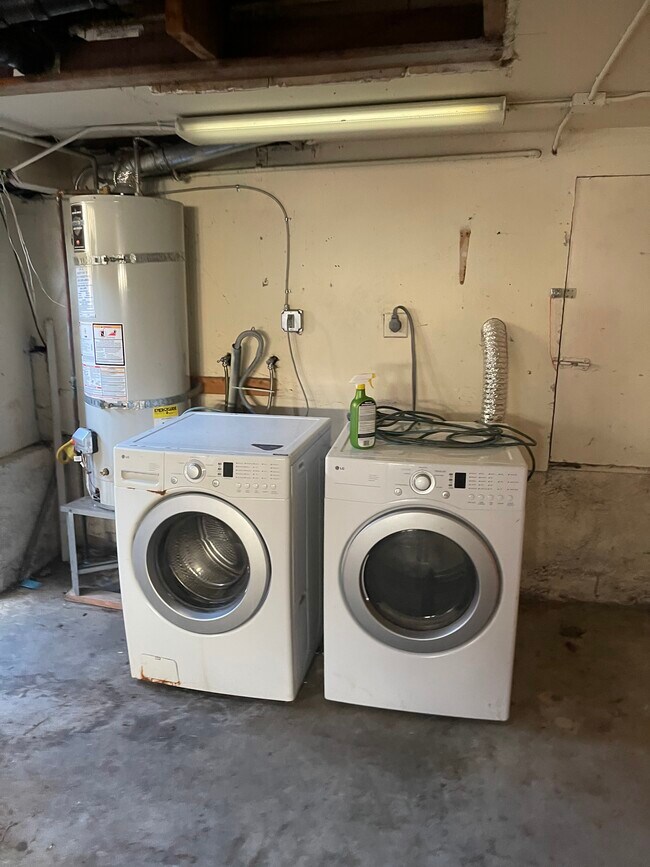 Building Photo - 1722 Judson St