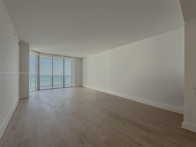 Building Photo - 1300 Brickell Bay Dr