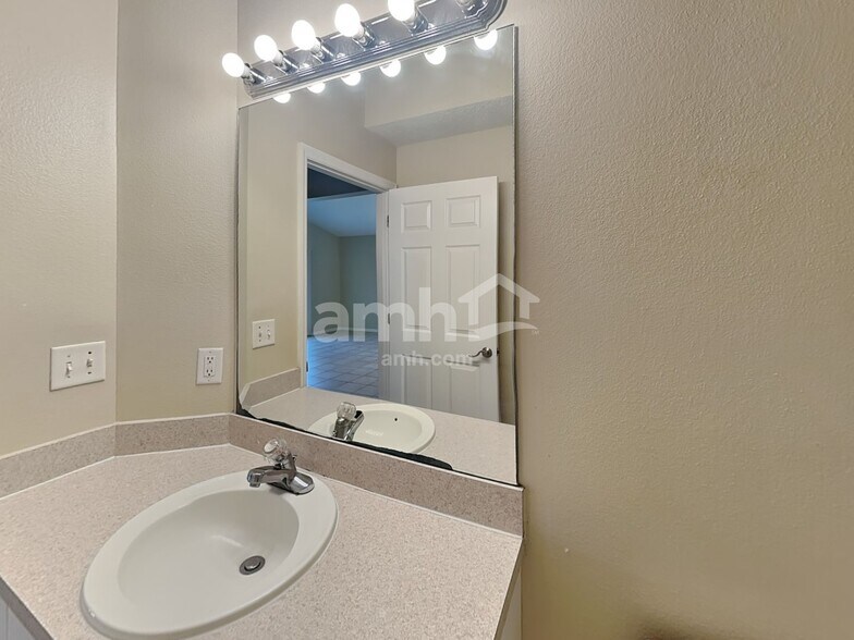 Building Photo - 2465 Saint Pauls Dr