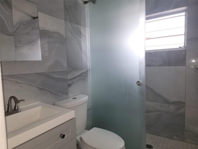 Building Photo - 410 SW 11th Ave