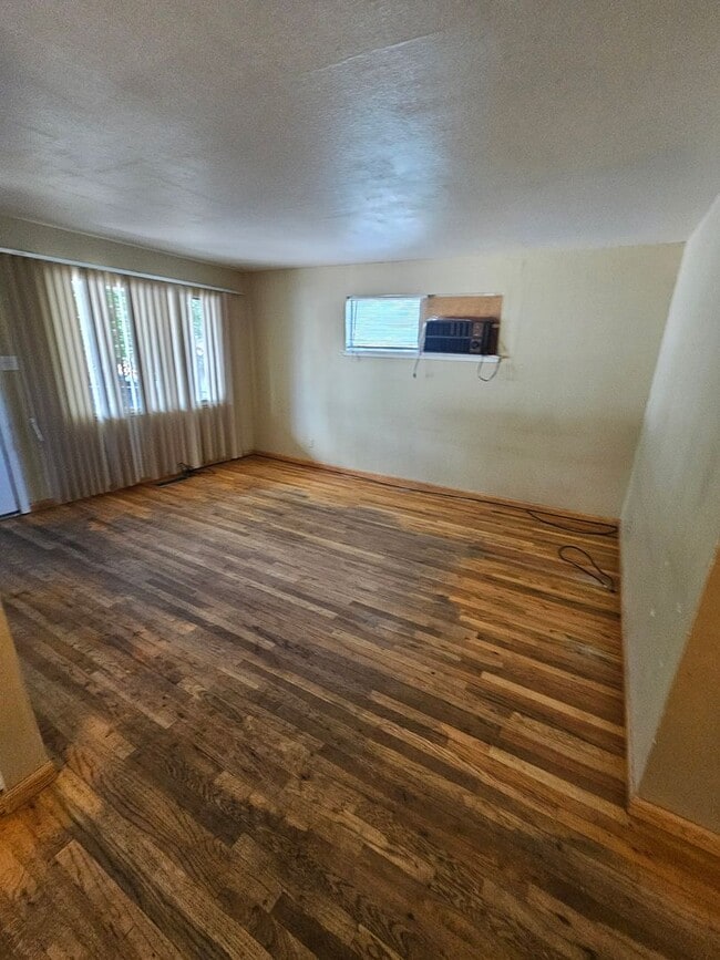 Building Photo - Large 3 bedroom in great location