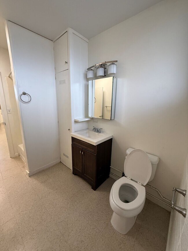 Building Photo - 1808 Liliha St