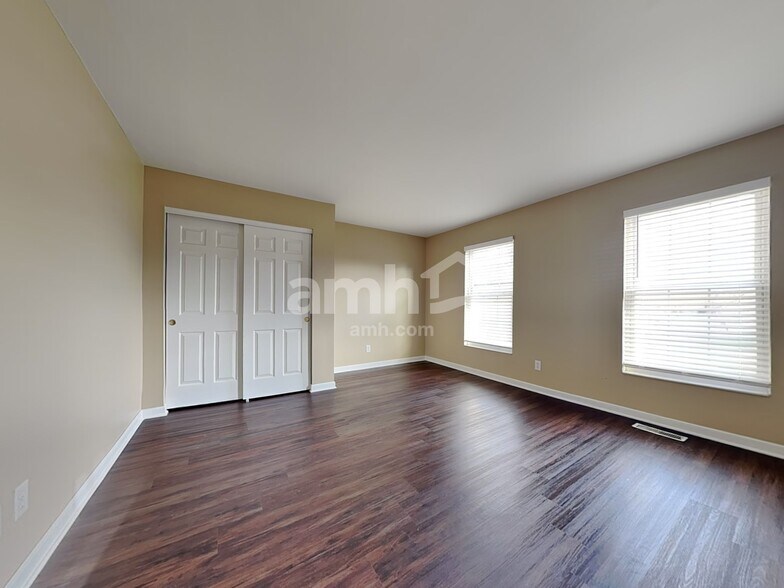 Building Photo - 10190 Meadowknoll Dr