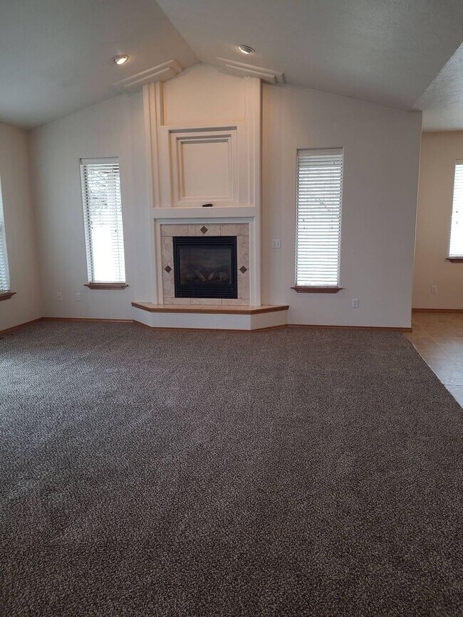 Building Photo - Cove West Neighborhood- Private Beach, Par...