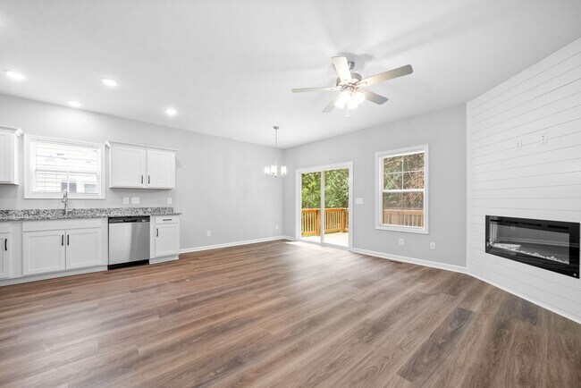 Building Photo - 4 Bedroom Home For Rent Near Downtown Clarksville!