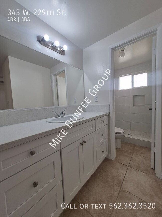 Building Photo - 343 W 229th St