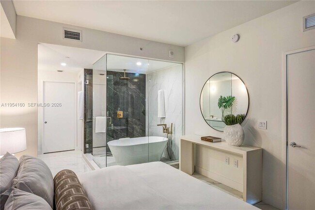 Building Photo - 700 NE 24th St