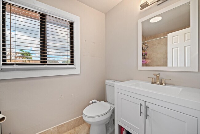 Building Photo - 6187 Laurel Ln