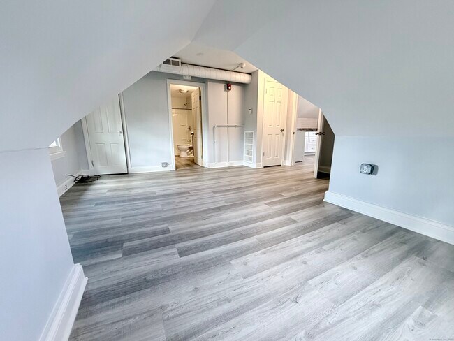 Building Photo - 35 Hillside Ave