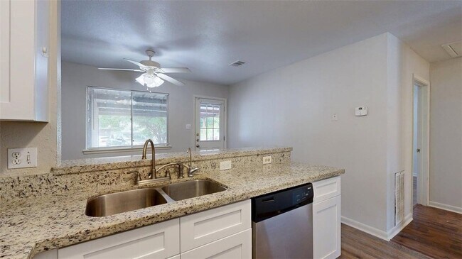 Building Photo - 412 University Oaks Blvd