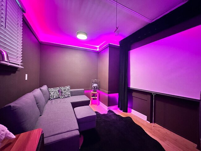 Building Photo - 7326 Vanalden Ave