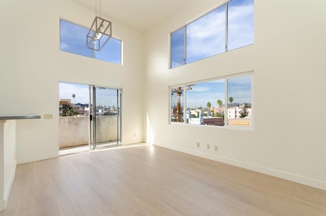 Building Photo - 321 S Berendo St